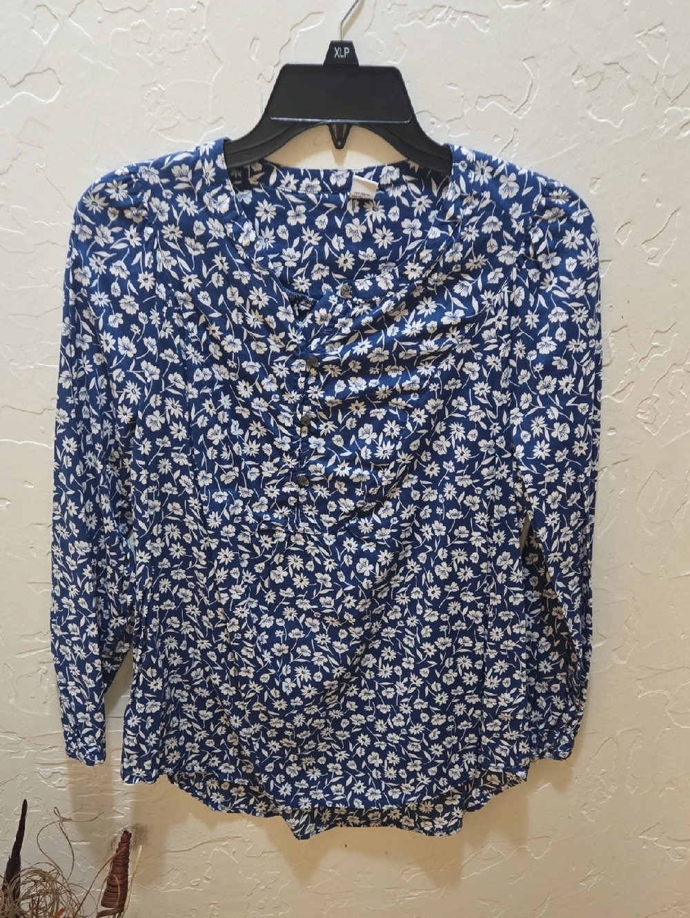 3/$10 Old Navy Blue and White Buttoned Peter Pan Collar Blouse